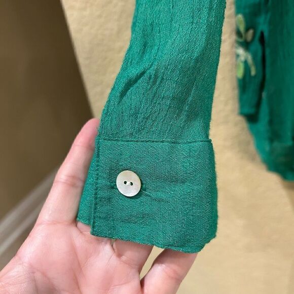 Fig and Flower embroidered green flowered‎ long sleeve top in medium - Picture 3 of 11